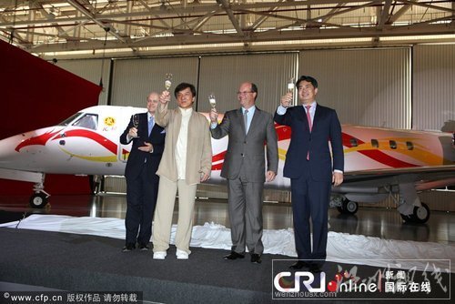 成龍三千萬(wàn)美元巴西購(gòu)客機(jī) 成其亞洲首席顧客