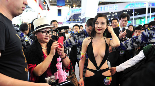 干露露車展爆奶