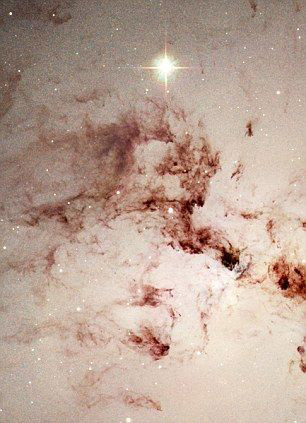 哈勃拍到7500萬光年星系塵埃似上帝之臉