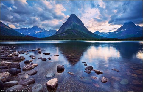 攝影師拍攝罕見日出美景 照耀整座山體通紅