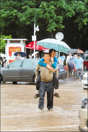 深圳21日暴雨 市區多處路段積水(圖)