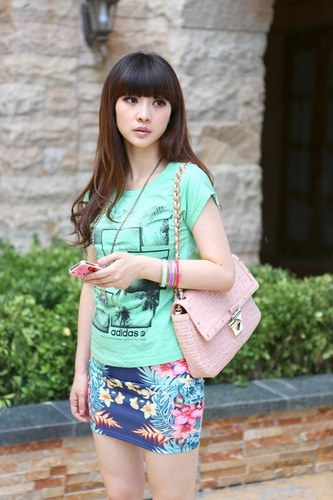 柳巖緊身短裙秀美腿