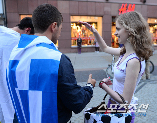 歐洲杯女球迷美若天仙被稱為歐洲杯最美女孩