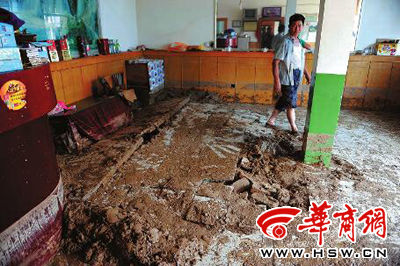 佳縣王家砭鎮上的一家飯店的下水管道被沖毀，大量泥沙涌進飯店本版圖片由本報記者趙彬 攝