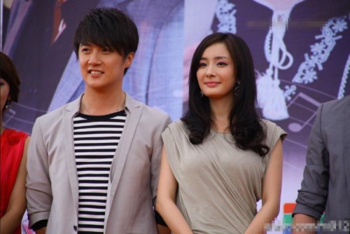 &ldquo;胸比臉大&rdquo;這句話在現在的楊冪身上得到了充分的體現。而無論之前是在瑞麗做模特還是《神雕》中的郭襄，楊冪的胸部都是波瀾壯闊，但是自從《宮》熱播之后，楊冪同學的胸部就隨著她的人氣而飆升。