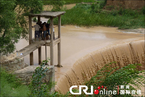 陜西暴雨致8萬多人轉(zhuǎn)移 工人宿舍被沖毀2死1傷