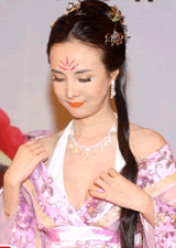 干露露鄧建國當眾擁吻 如此場面鄧建國與干露露都很享受