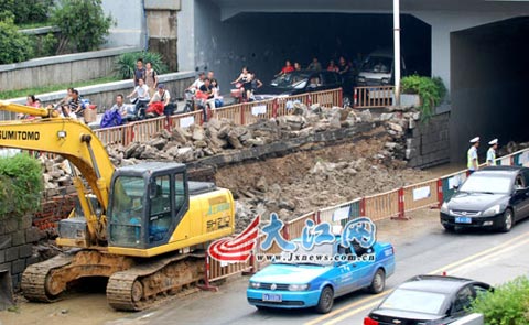 南昌解放路立交橋擋阻墻坍塌 預(yù)計20天后能修復(fù)