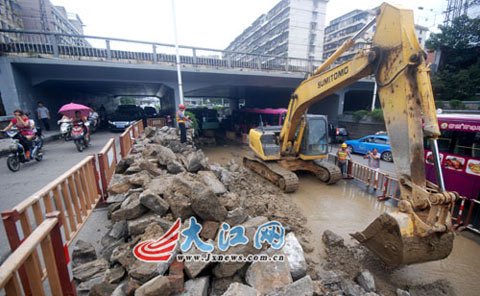 南昌解放路立交橋擋阻墻坍塌 預(yù)計20天后能修復(fù)