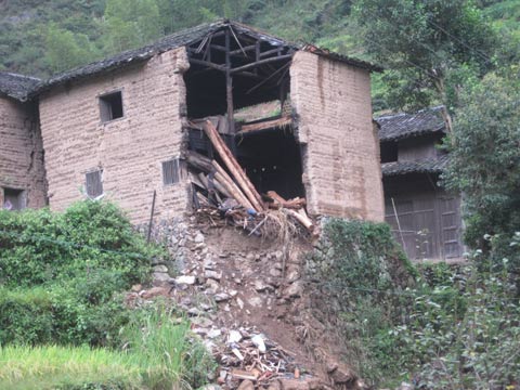12日夜間青田縣暴雨來襲 12間民房倒塌375畝農作物受災
