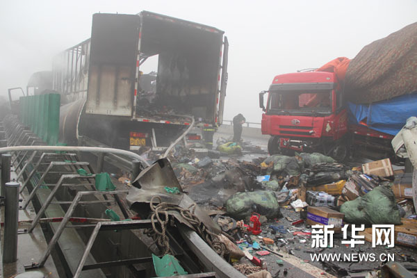 山東高速多車追尾