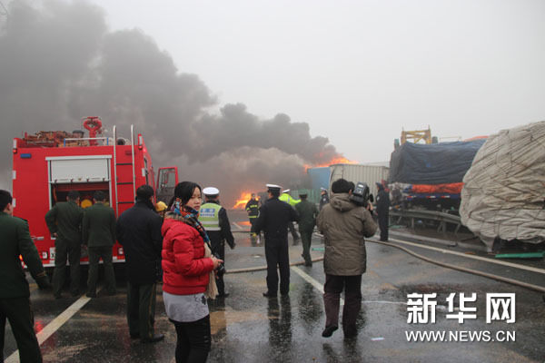 山東高速多車追尾