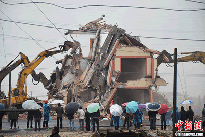 釘子戶羅保根同意拆遷了 12月1日溫嶺馬路中間的釘子