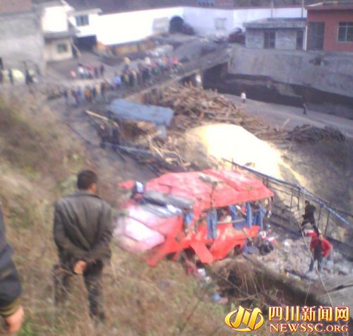 古藺縣石寶鎮(zhèn)車禍 2月1日四川古藺縣石寶鎮(zhèn)發(fā)生大客車翻車事故