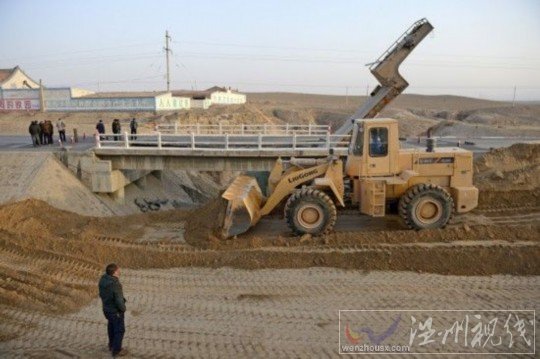 超重貨車將橋壓塌