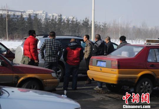 長春丟孩子，一發(fā)現(xiàn)有類似車輛，就會有人圍上去查問。