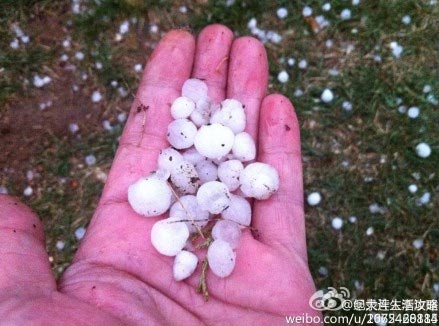 大連大雨傾盆白晝?nèi)缫?電閃雷鳴突降冰雹