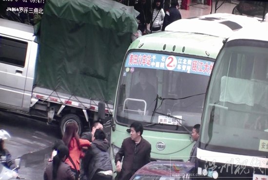 永嘉甌北羅浮大街中巴車司機追砍寶馬車司機