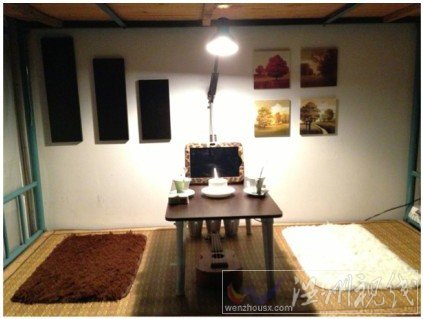 墻上掛著各式風景版畫