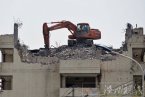 挖掘機怎么上樓頂作業的 太原挖掘機樓頂作業引爭議