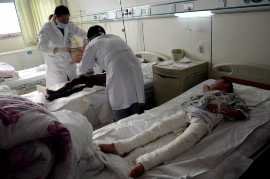 男童模仿灰太狼烤羊，把兩玩伴綁在樹上燒成重傷。