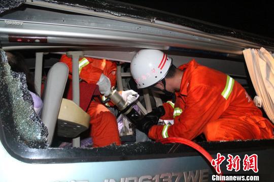 消防人員在對變形車廂進行破拆