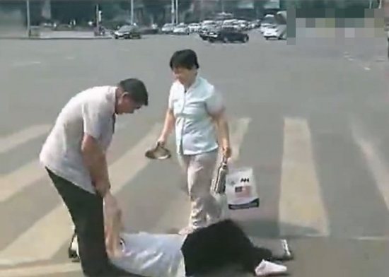 七旬老太被當街毆打