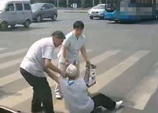 七旬老太被當街毆打