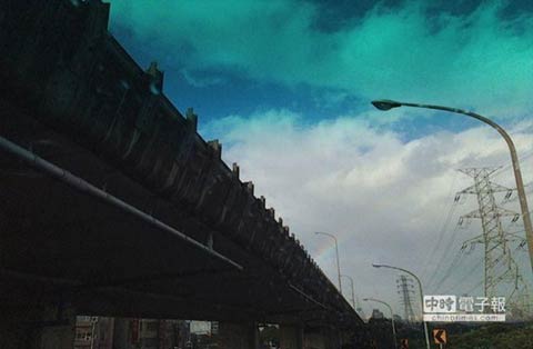 臺(tái)灣超強(qiáng)臺(tái)風(fēng)蘇力，臺(tái)風(fēng)來(lái)之前臺(tái)北的天空出現(xiàn)彩虹