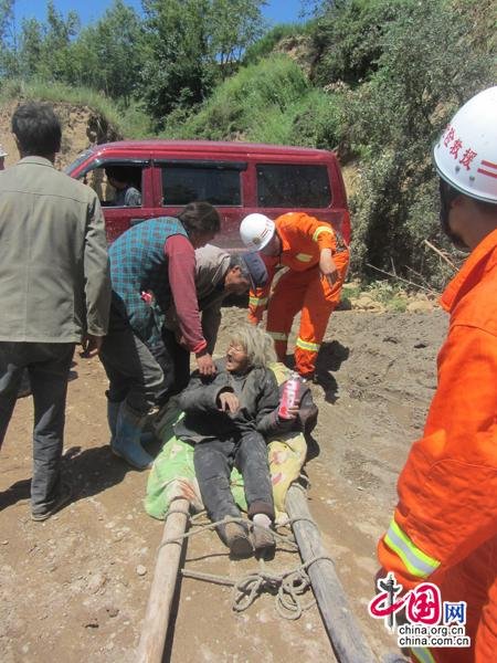 消防救出3名被困群眾