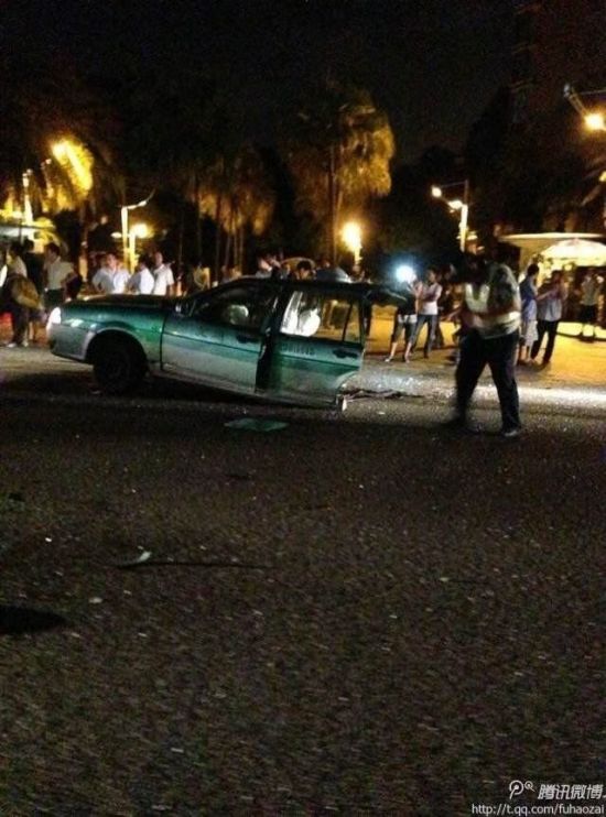 寶馬攔腰撞斷出租車