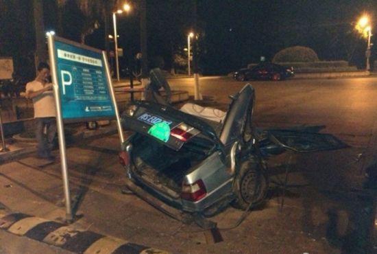 寶馬攔腰撞斷出租車