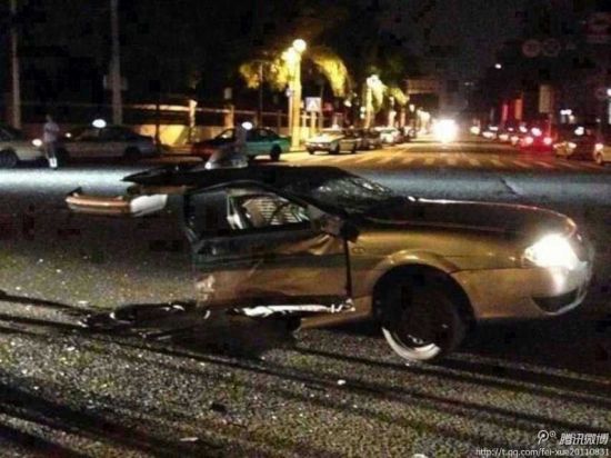 寶馬攔腰撞斷出租車