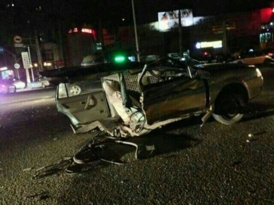 寶馬攔腰撞斷出租車