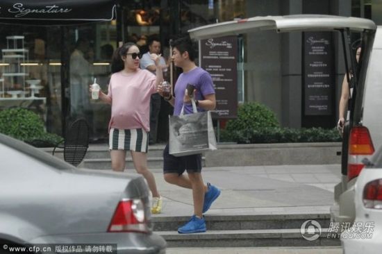 霍思燕挺大肚逛街，霍思燕男友杜江跟隨保護(hù)。