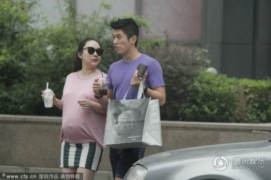 霍思燕挺大肚逛街，霍思燕男友杜江跟隨保護(hù)。