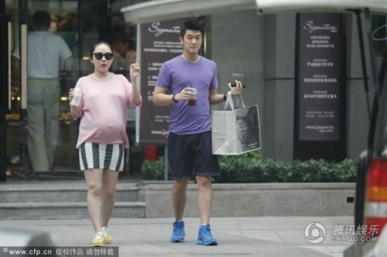 霍思燕挺大肚逛街，霍思燕男友杜江跟隨保護(hù)。