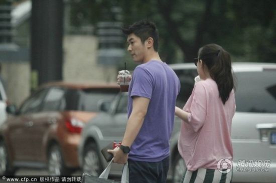 霍思燕挺大肚逛街，霍思燕男友杜江跟隨保護(hù)。