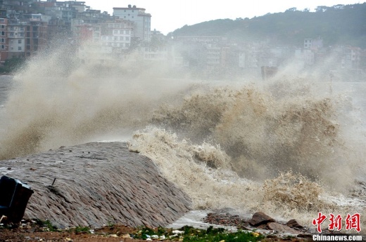臺風登陸氣勢磅礴
