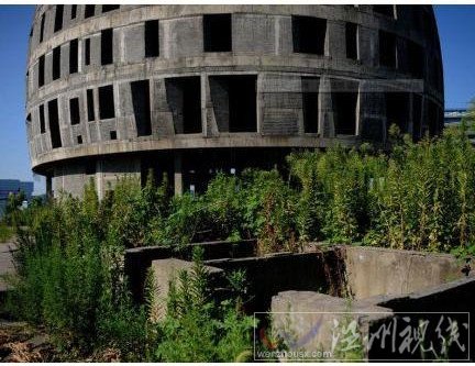 酒桶樓的周邊已經雜草叢生