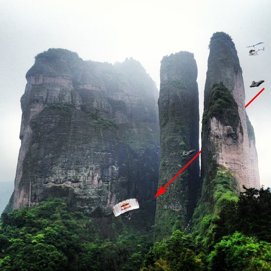 美國翼裝飛行大師杰布成功挑戰(zhàn)飛躍江郎山一線天