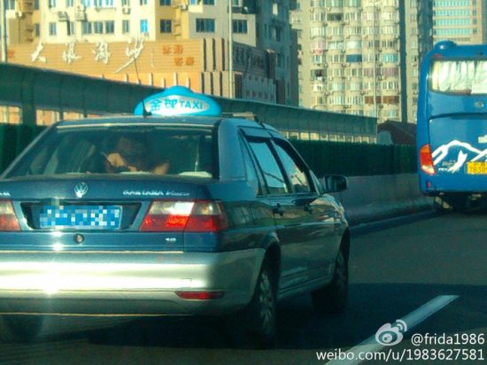 上海街頭出租車內(nèi)車震全程圖片
