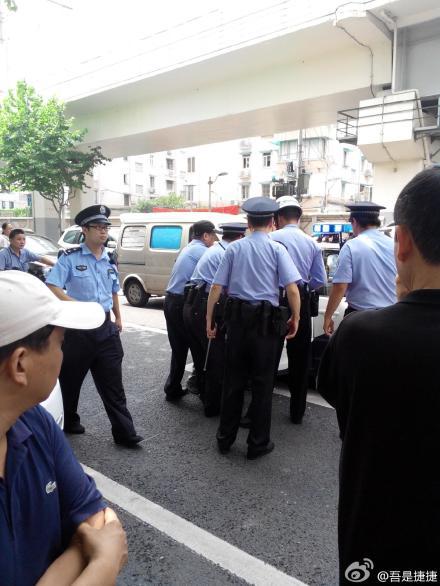 上海男子持刀欲攔截行人，民警開槍擊中其腿部將其制服。