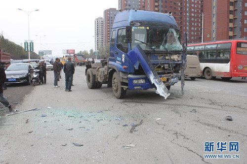 貨車的頭部嚴(yán)重變形