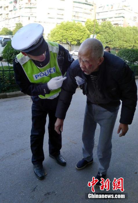 浙江金華老人摔倒不敢扶