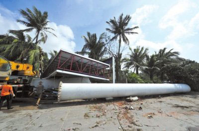 海南金雞嶺附近的一個廣告牌被臺風吹倒