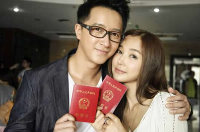 韓庚姚星彤曬結(jié)婚證粉絲誤以為姚星彤和韓庚結(jié)婚了