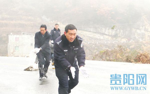 303省道遵義市務川縣石朝鄉境內8公里長的路面