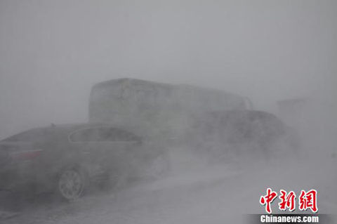 新疆瑪依塔斯風(fēng)區(qū)遭遇十級(jí)大風(fēng)