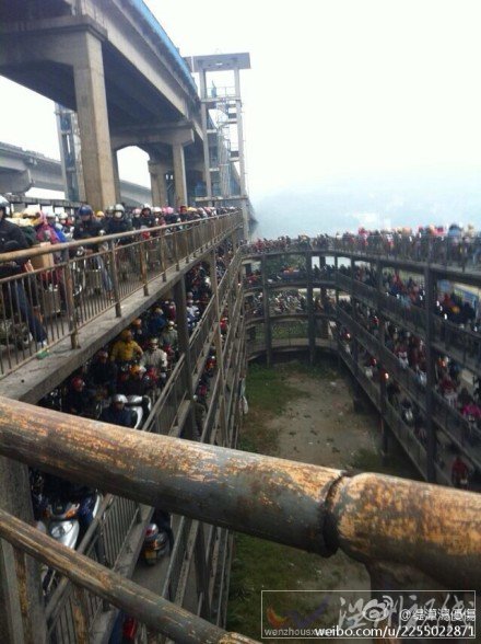 幾百輛摩托車場(chǎng)面壯觀